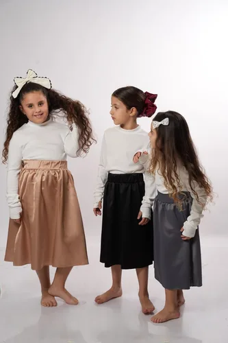 חצאית סאטן שחורה